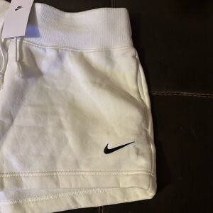 🔥 Unstoppable Deals on Nike Women’s Running Shorts at Gargies Vault! 🔥